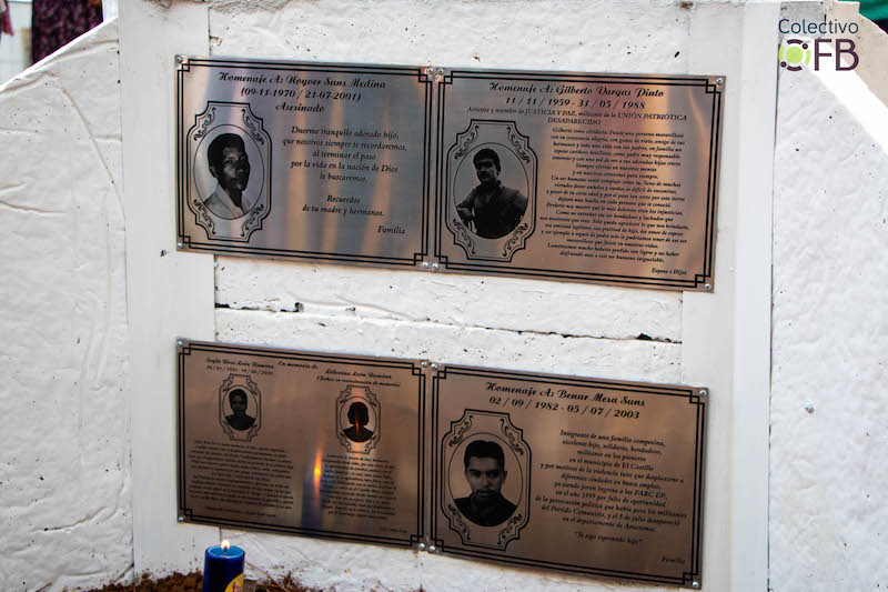Placas conmemorativas de víctimas en el Meta